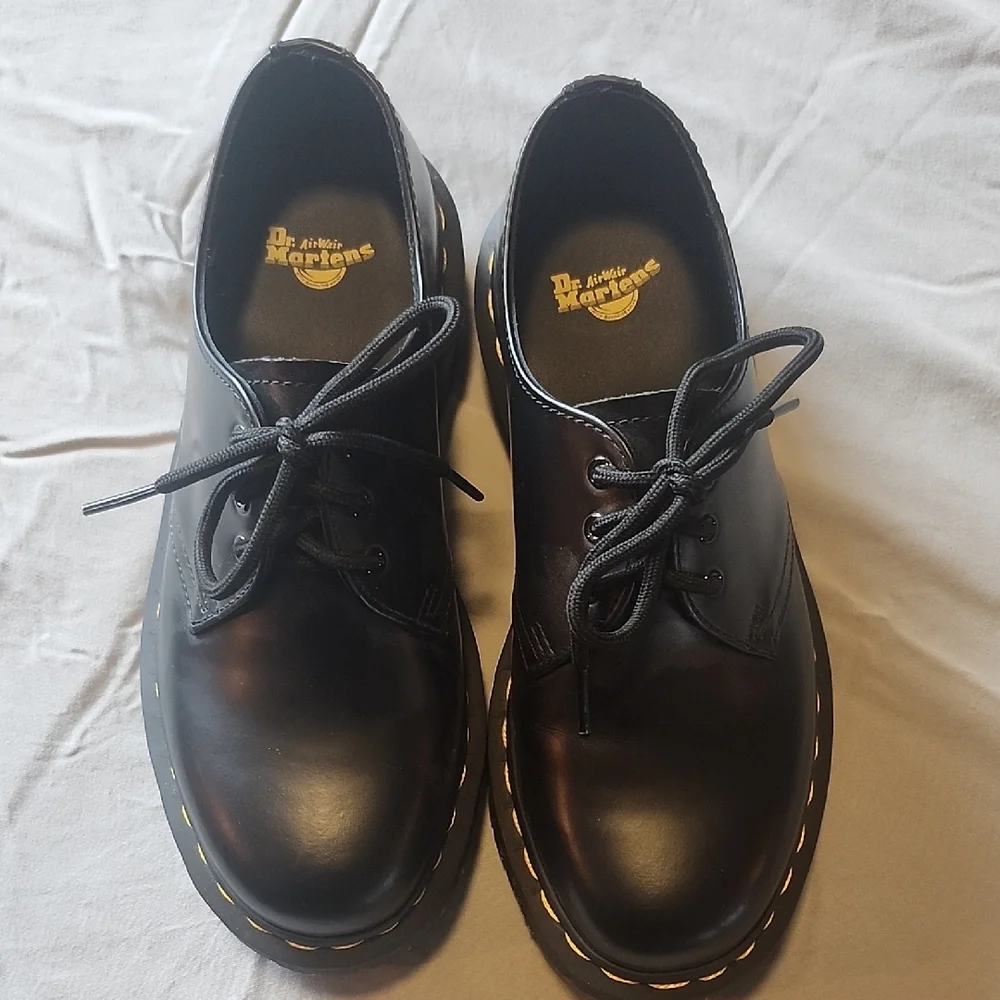 Dr. Martens Unisex Black Leather Shoes Brand New - Picture 1 of 5